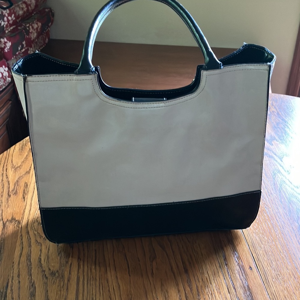 CREAM BLACK BAG WITH 6 TOTAL COMPARTMENTS 2 THAT ZIP WITH A SNAP CLOSURE - Picture 2 of 8